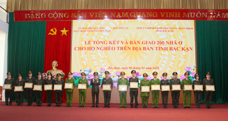 200 hộ nghèo Bắc Kạn phấn khởi nhận nhà ở từ chủ trương nhân văn của Bộ Công an -1