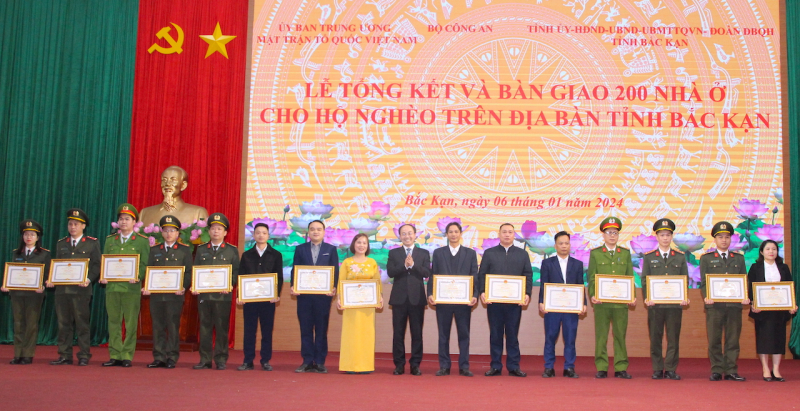 200 hộ nghèo Bắc Kạn phấn khởi nhận nhà ở từ chủ trương nhân văn của Bộ Công an -0