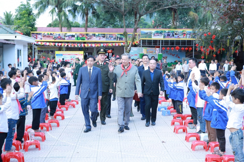 Bộ Công an trao tặng Công trình liên hợp nhà ở cho Trường PTDT Bán trú Tiểu học Pa Tần, Lai Châu -0