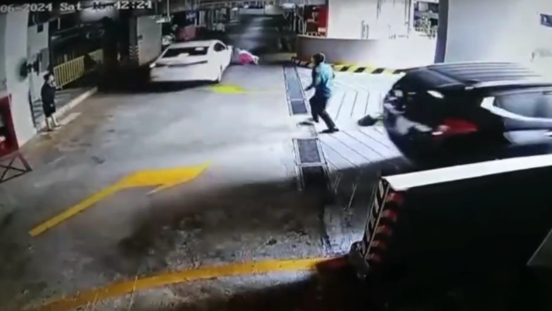 Một phụ nữ bị xe ô tô cố tình tông vào người trong tầng hầm chung cư -0