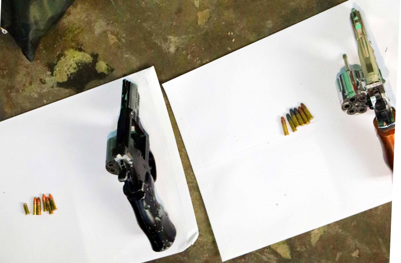 Kiểm tra nhà trọ phát hiện 2 khẩu súng và 11 viên đạn -0