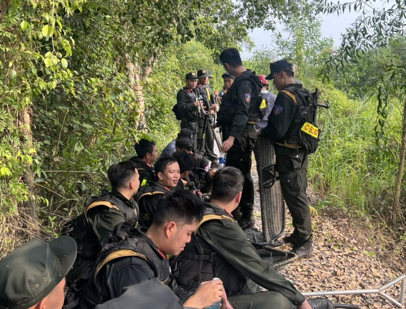 Vạch từng mét rừng tìm kiếm hung thủ giết người cướp tài sản -0