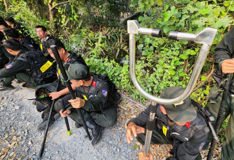 Vạch từng mét rừng tìm kiếm hung thủ giết người cướp tài sản -5