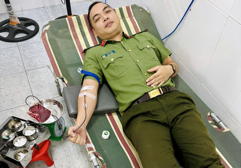 Cán bộ Công an hiến máu cứu bệnh nhân nguy kịch -0