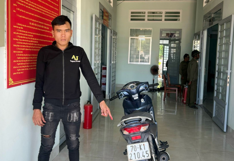 Người đàn ông mưu trí lật tẩy kẻ trộm thay biển số xe giả -0