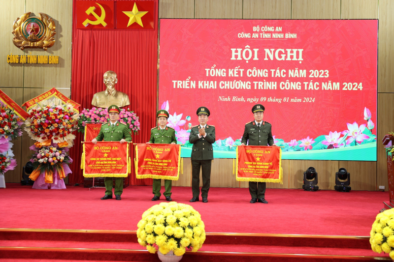 Công an Ninh Bình tiếp tục có những bước đi vững chắc, hiệu quả rõ nét trên các mặt công tác -0