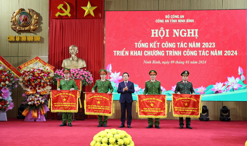 Công an Ninh Bình tiếp tục có những bước đi vững chắc, hiệu quả rõ nét trên các mặt công tác -0