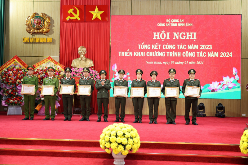 Công an Ninh Bình tiếp tục có những bước đi vững chắc, hiệu quả rõ nét trên các mặt công tác -0