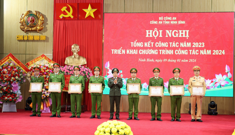 Công an Ninh Bình tiếp tục có những bước đi vững chắc, hiệu quả rõ nét trên các mặt công tác -0