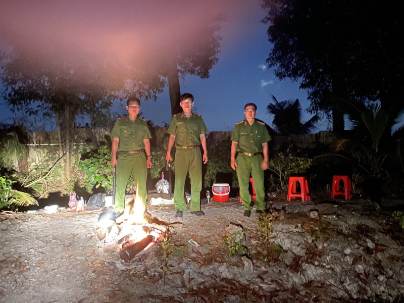 Người dân thở phào khi đối tượng giết người, cướp tài sản trốn trong rừng bị bắt -0