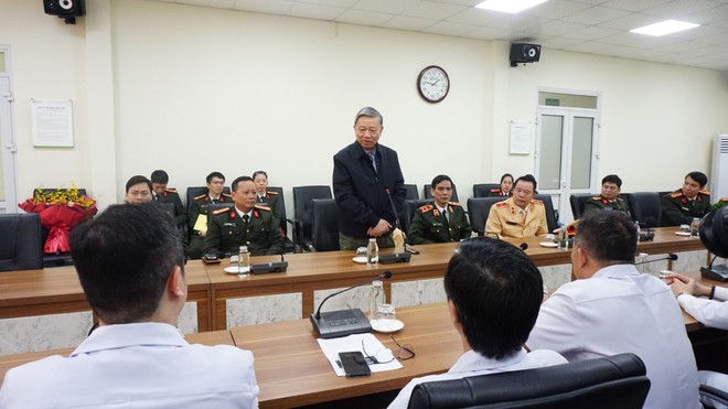 Bộ trưởng Tô Lâm thăm, động viên cán bộ Công an bị thương trong khi làm nhiệm vụ -0