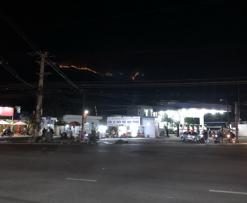 Huy động hơn 100 người chữa cháy rừng cây bụi trên núi Cô Tiên  -0