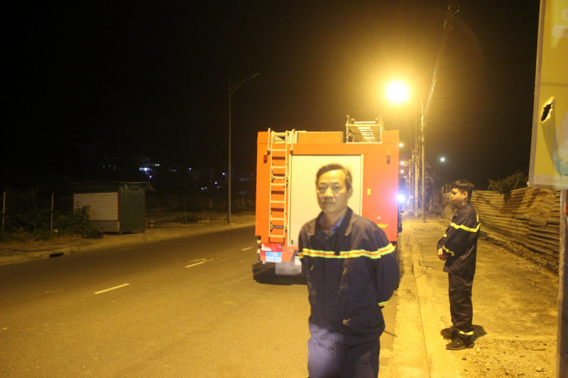 Huy động hơn 100 người chữa cháy rừng cây bụi trên núi Cô Tiên  -0