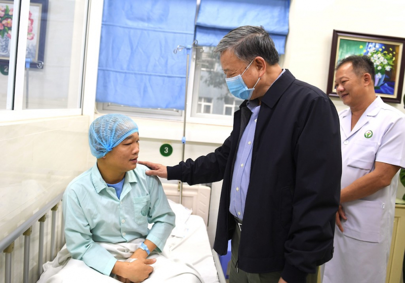 Bộ trưởng Tô Lâm thăm, động viên cán bộ Công an bị thương trong khi làm nhiệm vụ -0