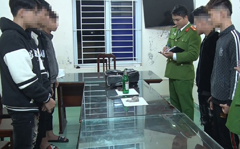 Nhóm thanh thiếu niên nổi hứng yêng hùng mang hung khí đi… “ném dạo” -0