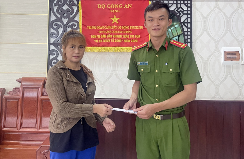 Trung úy Cảnh sát cứu cháu gái bị đuối nước dưới hồ ở công viên -0