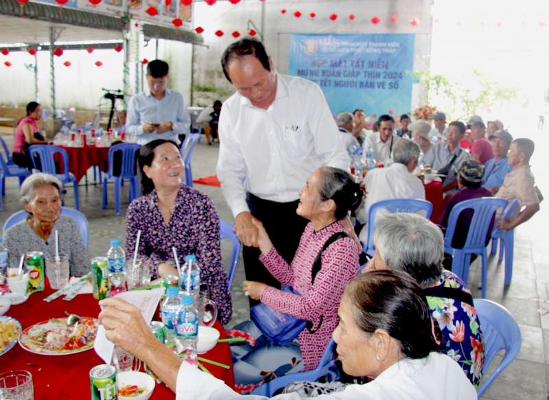 Xổ số Đồng Tháp tri ân, tặng quà người bán vé số dạo tại Cần Thơ -0