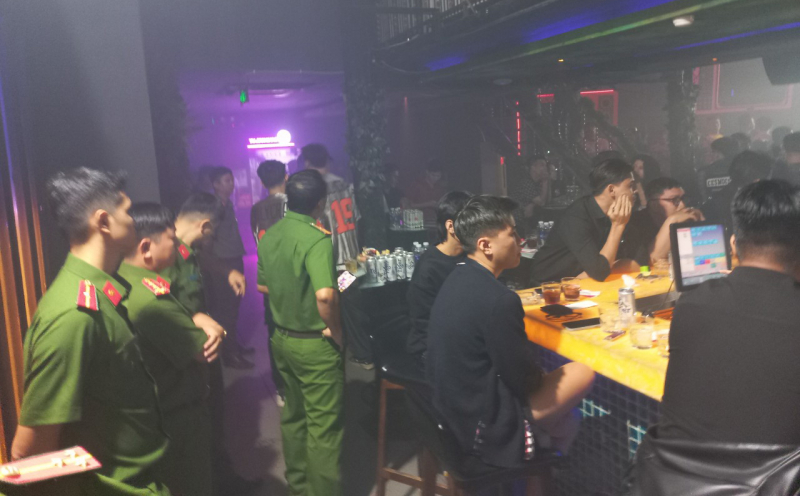 Quán beer club vi phạm về PCCC có nhiều người tụ tập hít khí cười  -0