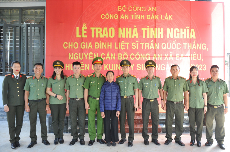 Trao “Nhà tình nghĩa” cho thân nhân liệt sĩ CAND hy sinh trong vụ khủng bố ở Đắk Lắk  -0