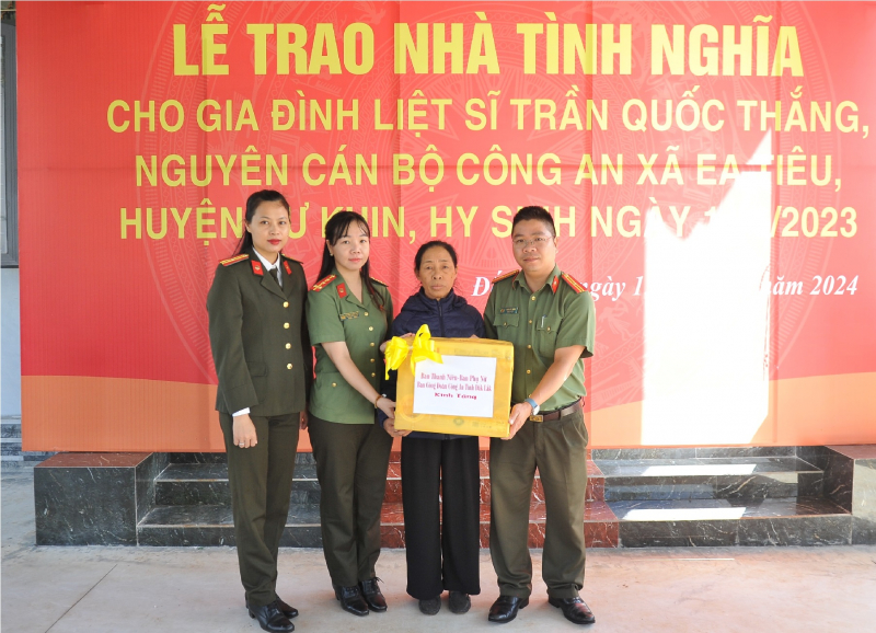 Trao “Nhà tình nghĩa” cho thân nhân liệt sĩ CAND hy sinh trong vụ khủng bố ở Đắk Lắk  -0
