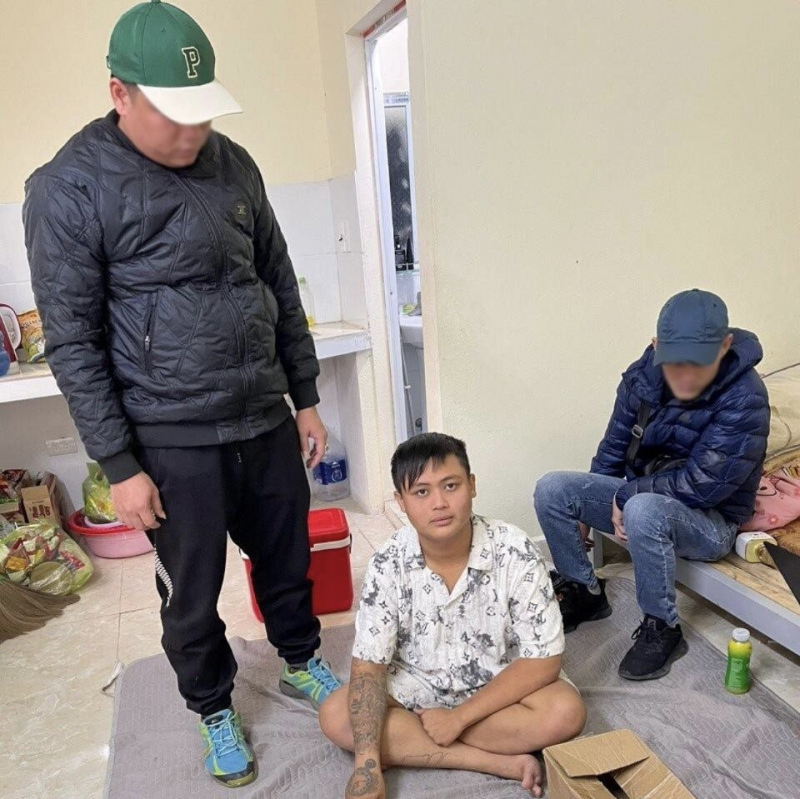 Bắt đối tượng bán tinh dầu thuốc lá điện tử nghi chứa chất ma túy tại cổng trường học ở Hải Dương -0