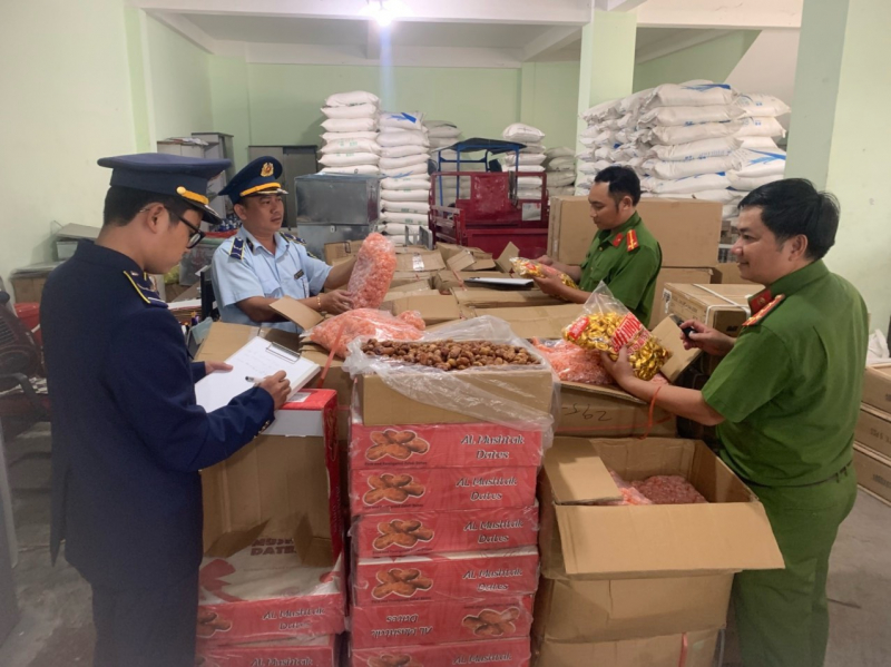 Thêm một xe tải chở lô hàng lớn không có giấy tờ hợp pháp bị bắt giữ tại Phú Yên -0