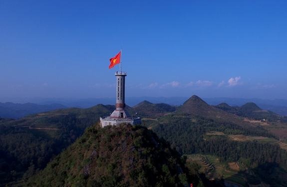 Cột cờ Tổ quốc ở hai đầu đất nước -0