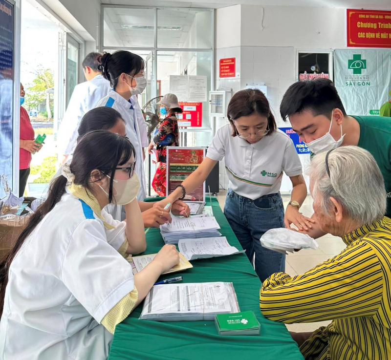 Tặng quà, khám - tư vấn các bệnh về mắt miễn phí cho người dân Đất Đỏ -0