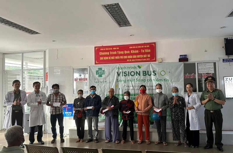 Tặng quà, khám - tư vấn các bệnh về mắt miễn phí cho người dân Đất Đỏ -1