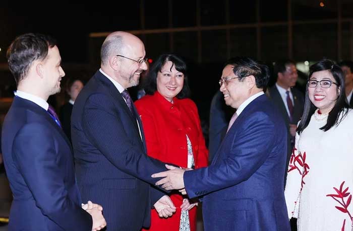 Thủ tướng lên đường dự Hội nghị WEF Davos, thăm chính thức Hungary và Romania -0