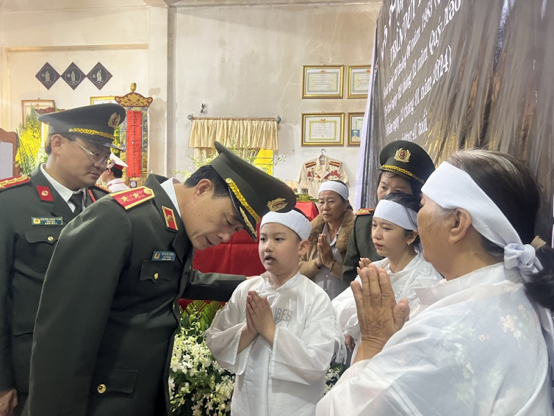 Thứ trưởng Bộ Công an Lê Quốc Hùng viếng Phó trưởng Công an phường hy sinh khi làm nhiệm vụ -0