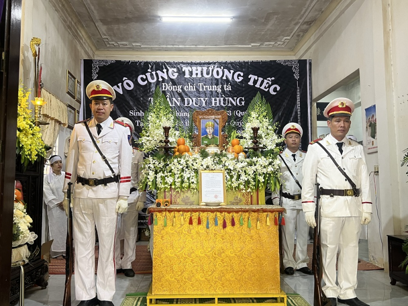 Thứ trưởng Bộ Công an Lê Quốc Hùng viếng Phó trưởng Công an phường hy sinh khi làm nhiệm vụ -0