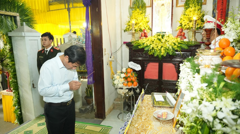 Thứ trưởng Bộ Công an Lê Quốc Hùng viếng Phó trưởng Công an phường hy sinh khi làm nhiệm vụ -0