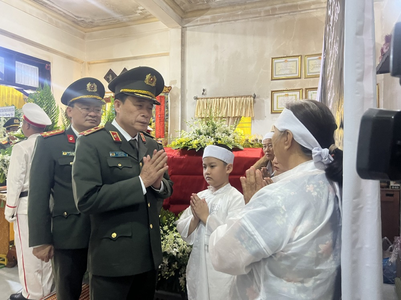 Thứ trưởng Bộ Công an Lê Quốc Hùng viếng Phó trưởng Công an phường hy sinh khi làm nhiệm vụ -0