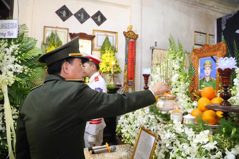 Thứ trưởng Bộ Công an Lê Quốc Hùng viếng Phó trưởng Công an phường hy sinh khi làm nhiệm vụ -0