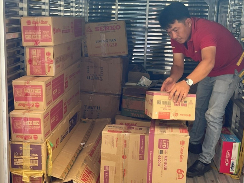 Khởi tố 2 bị can buôn bán hàng giả -0