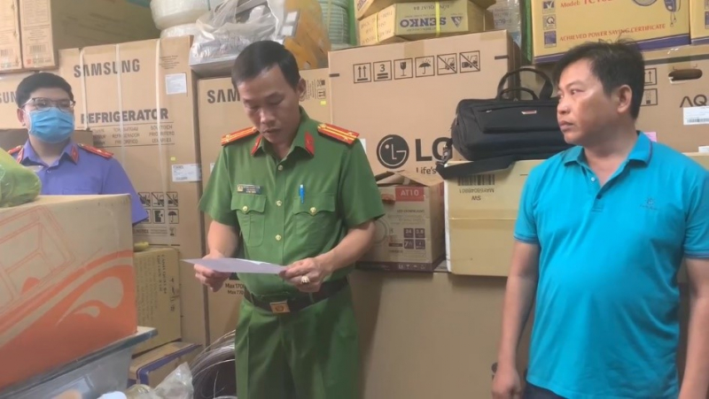 Khởi tố 2 bị can buôn bán hàng giả -0