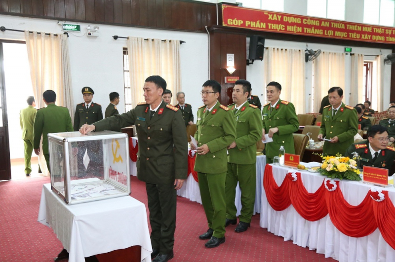 Đoàn Thanh tra CAND, Công an các địa phương viếng và hỗ trợ gia đình Phó trưởng Công an phường Thủy Vân hy sinh -0