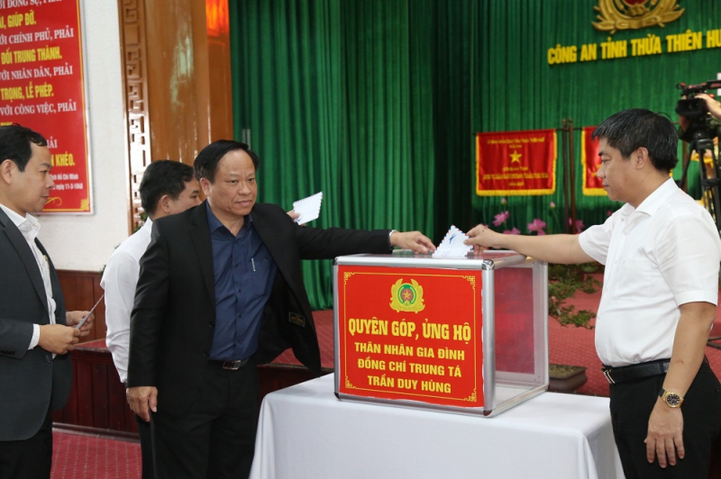 Đoàn Thanh tra CAND, Công an các địa phương viếng và hỗ trợ gia đình Phó trưởng Công an phường Thủy Vân hy sinh -0