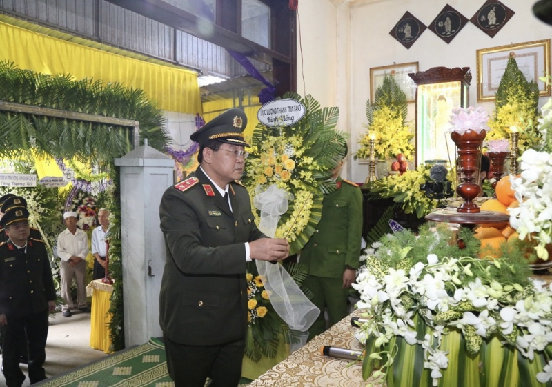 Đoàn Thanh tra CAND, Công an các địa phương viếng và hỗ trợ gia đình Phó trưởng Công an phường Thủy Vân hy sinh -0