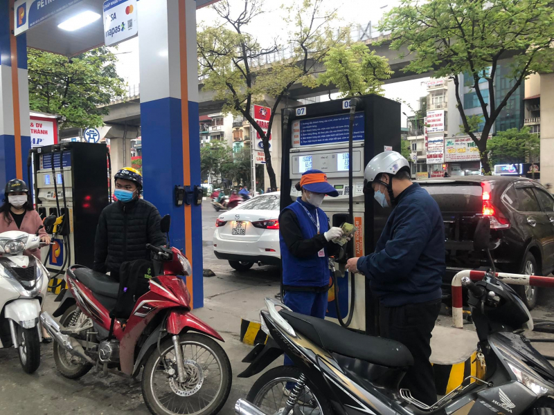 Giá xăng RON95-III tăng 547 đồng/lít -0