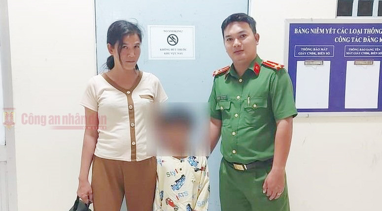 Công an phường giúp bé trai 7 tuổi bị lạc về nhà an toàn -0