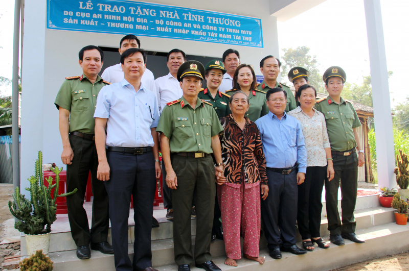 Bàn giao 2 căn Nhà Tình thương tặng gia đình khó khăn ở Bến Tre -0