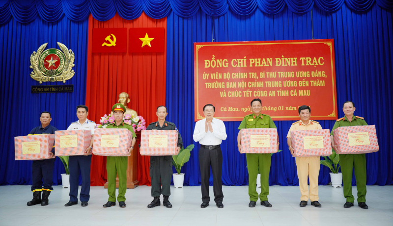 Trưởng Ban Nội chính thăm, làm việc với Công an tỉnh cực Nam Tổ quốc -0