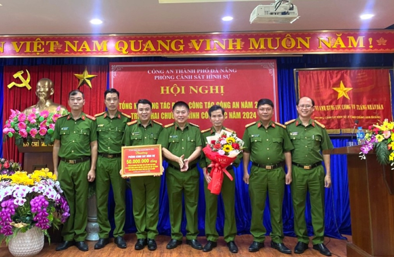 Khen thưởng vụ triệt phá đường dây cho vay lãi nặng gần 9.000 tỷ đồng -0