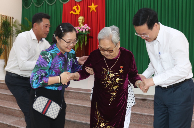 Chủ tịch nước Võ Văn Thưởng thăm, chúc Tết các tầng lớp nhân dân tại Vĩnh Long -0