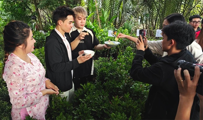 Hơn 300 người có sức ảnh hưởng livestream bán hoa, đặc sản phục vụ Tết 2024 -0
