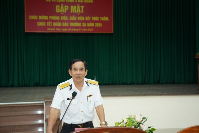 Trao huy hiệu, Kỷ niệm chương cho các nhà báo, diễn viên tác nghiệp tại Trường Sa đầu năm 2024 -0