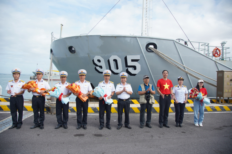 Trao huy hiệu, Kỷ niệm chương cho các nhà báo, diễn viên tác nghiệp tại Trường Sa đầu năm 2024 -0