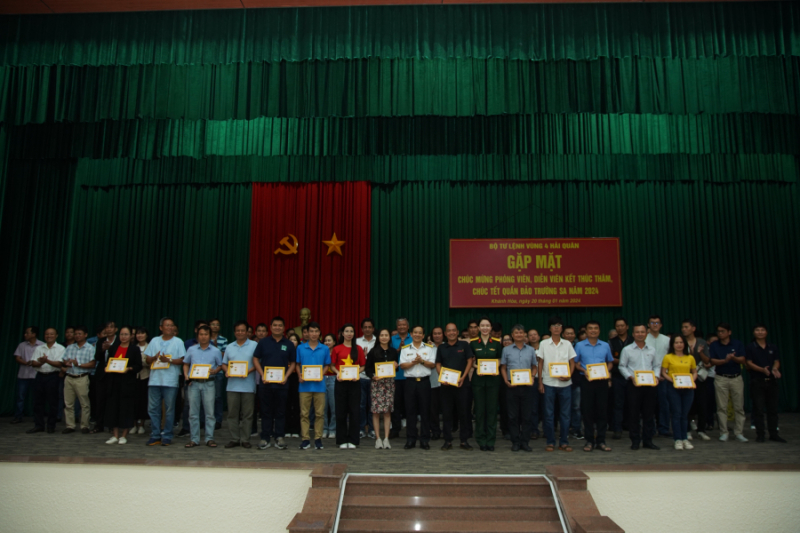 Trao huy hiệu, Kỷ niệm chương cho các nhà báo, diễn viên tác nghiệp tại Trường Sa đầu năm 2024 -0